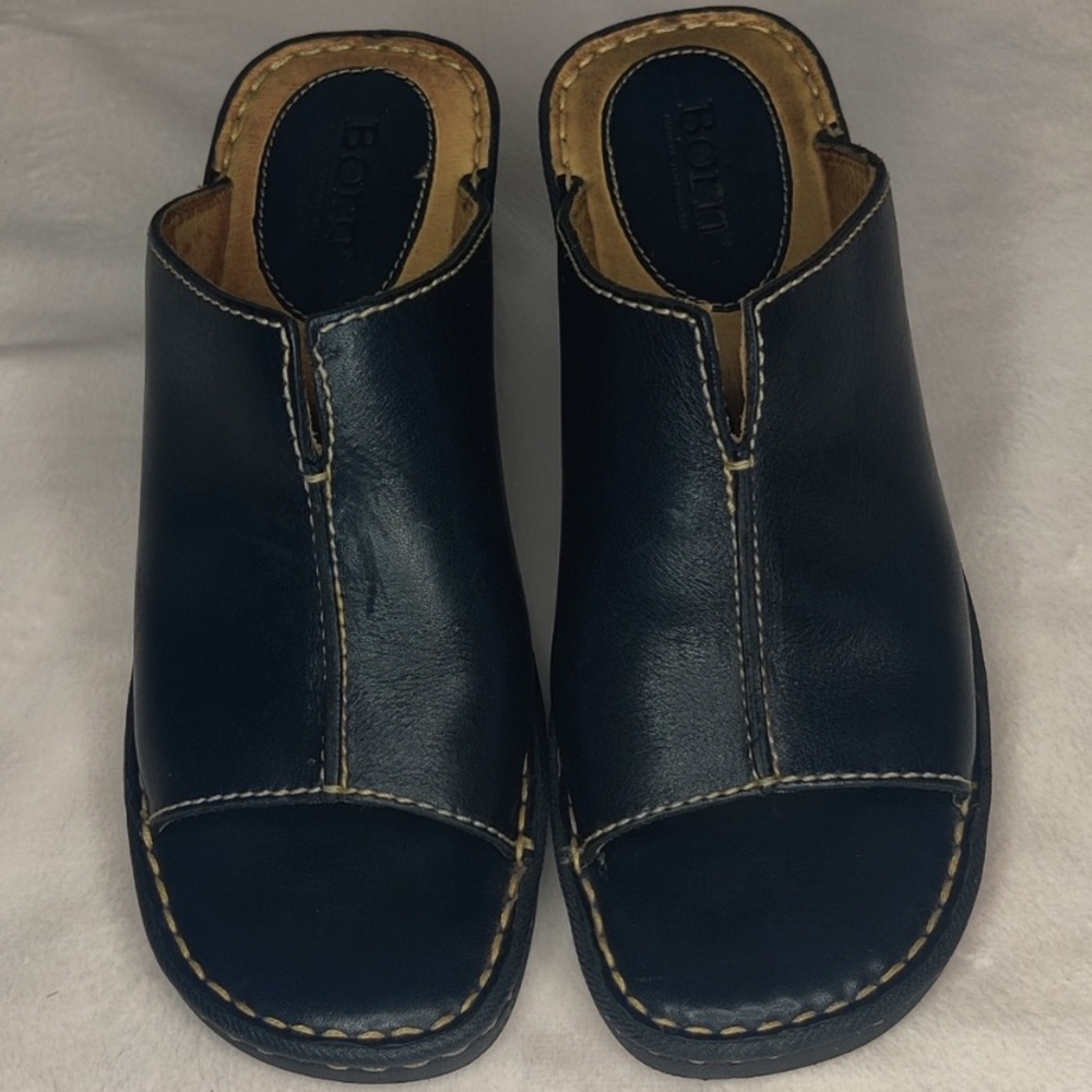 EUC women’s Born sandals , size 7